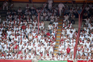 Público asistente a la Plaza de Toros de Pamplona durante la última corrida de la Feria del Toro 2018.