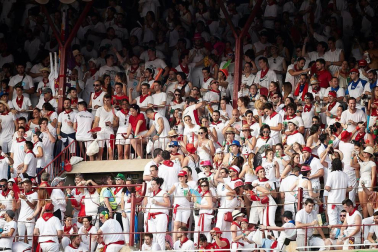 Público asistente a la Plaza de Toros de Pamplona durante la última corrida de la Feria del Toro 2018.