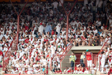 Público asistente a la Plaza de Toros de Pamplona durante la última corrida de la Feria del Toro 2018.
