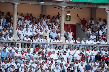 Público asistente a la Plaza de Toros de Pamplona durante la última corrida de la Feria del Toro 2018.