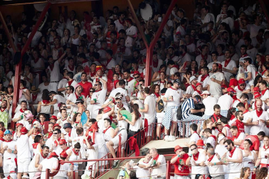 Público asistente a la Plaza de Toros de Pamplona durante la última corrida de la Feria del Toro 2018.