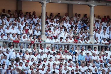 Público asistente a la Plaza de Toros de Pamplona durante la última corrida de la Feria del Toro 2018.
