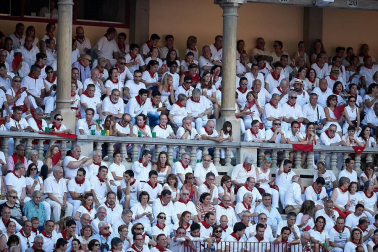Público asistente a la Plaza de Toros de Pamplona durante la última corrida de la Feria del Toro 2018.