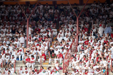 Público asistente a la Plaza de Toros de Pamplona durante la última corrida de la Feria del Toro 2018.
