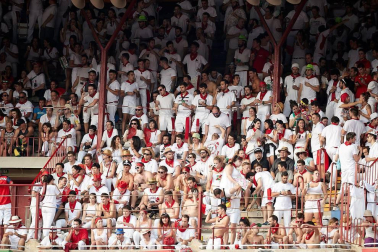 Público asistente a la Plaza de Toros de Pamplona durante la última corrida de la Feria del Toro 2018.