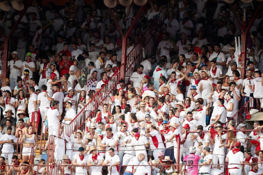 Público asistente a la Plaza de Toros de Pamplona durante la última corrida de la Feria del Toro 2018.
