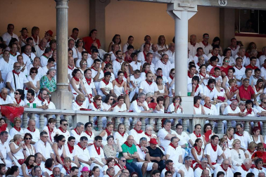 Público asistente a la Plaza de Toros de Pamplona durante la última corrida de la Feria del Toro 2018.