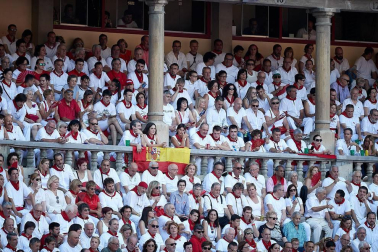 Público asistente a la Plaza de Toros de Pamplona durante la última corrida de la Feria del Toro 2018.