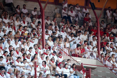Público asistente a la Plaza de Toros de Pamplona durante la última corrida de la Feria del Toro 2018.