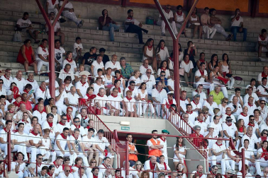 Público asistente a la Plaza de Toros de Pamplona durante la última corrida de la Feria del Toro 2018.