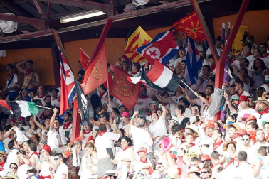 Público asistente a la Plaza de Toros de Pamplona durante la última corrida de la Feria del Toro 2018.