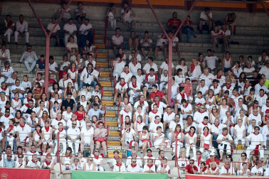 Público asistente a la Plaza de Toros de Pamplona durante la última corrida de la Feria del Toro 2018.