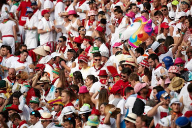 Público asistente a la Plaza de Toros de Pamplona durante la última corrida de la Feria del Toro 2018.