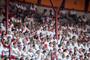 Público asistente a la Plaza de Toros de Pamplona durante la última corrida de la Feria del Toro 2018.
