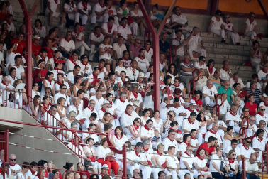 Público asistente a la Plaza de Toros de Pamplona durante la última corrida de la Feria del Toro 2018.