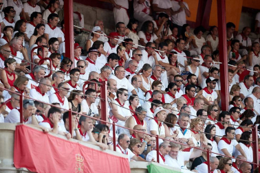Público asistente a la Plaza de Toros de Pamplona durante la última corrida de la Feria del Toro 2018.