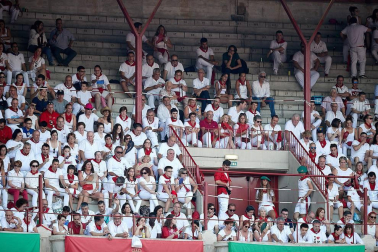 Público asistente a la Plaza de Toros de Pamplona durante la última corrida de la Feria del Toro 2018.