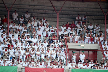 Público asistente a la Plaza de Toros de Pamplona durante la última corrida de la Feria del Toro 2018.
