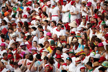 Público asistente a la Plaza de Toros de Pamplona durante la última corrida de la Feria del Toro 2018.