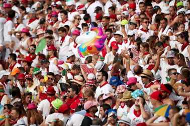 Público asistente a la Plaza de Toros de Pamplona durante la última corrida de la Feria del Toro 2018.