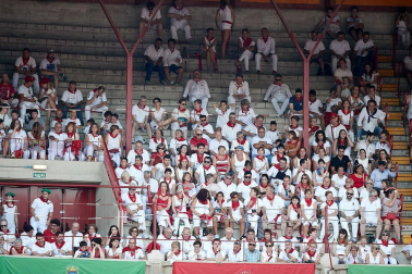 Público asistente a la Plaza de Toros de Pamplona durante la última corrida de la Feria del Toro 2018.