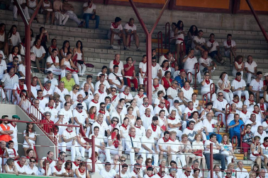 Público asistente a la Plaza de Toros de Pamplona durante la última corrida de la Feria del Toro 2018.