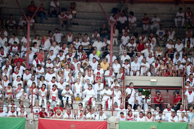 Público asistente a la Plaza de Toros de Pamplona durante la última corrida de la Feria del Toro 2018.