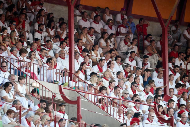 Público asistente a la Plaza de Toros de Pamplona durante la última corrida de la Feria del Toro 2018.