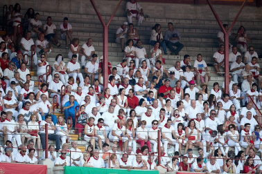 Público asistente a la Plaza de Toros de Pamplona durante la última corrida de la Feria del Toro 2018.