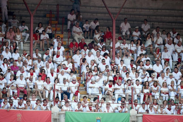 Público asistente a la Plaza de Toros de Pamplona durante la última corrida de la Feria del Toro 2018.