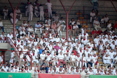 Público asistente a la Plaza de Toros de Pamplona durante la última corrida de la Feria del Toro 2018.