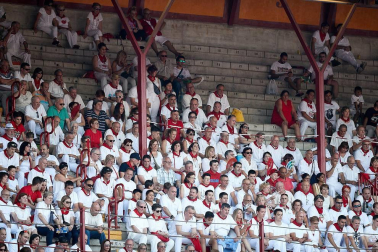Público asistente a la Plaza de Toros de Pamplona durante la última corrida de la Feria del Toro 2018.