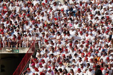 Público asistente a la Plaza de Toros de Pamplona durante la última corrida de la Feria del Toro 2018.