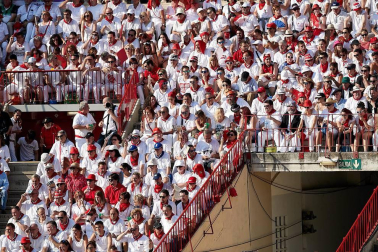 Público asistente a la Plaza de Toros de Pamplona durante la última corrida de la Feria del Toro 2018.