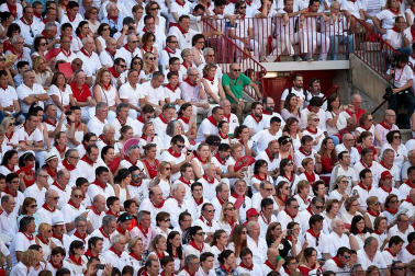 Público asistente a la Plaza de Toros de Pamplona durante la última corrida de la Feria del Toro 2018.