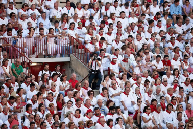 Público asistente a la Plaza de Toros de Pamplona durante la última corrida de la Feria del Toro 2018.