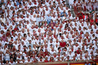 Público asistente a la Plaza de Toros de Pamplona durante la última corrida de la Feria del Toro 2018.