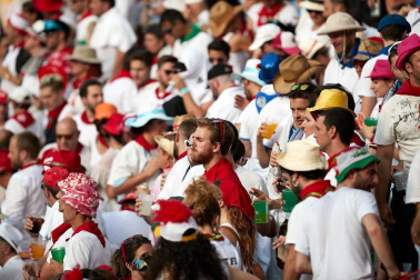 Público asistente a la Plaza de Toros de Pamplona durante la última corrida de la Feria del Toro 2018.