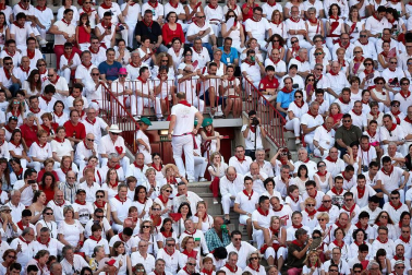 Público asistente a la Plaza de Toros de Pamplona durante la última corrida de la Feria del Toro 2018.