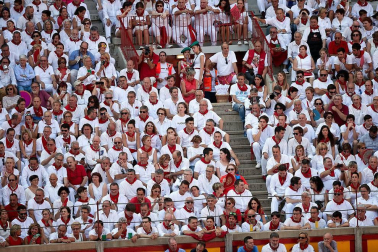 Público asistente a la Plaza de Toros de Pamplona durante la última corrida de la Feria del Toro 2018.