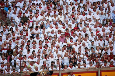 Público asistente a la Plaza de Toros de Pamplona durante la última corrida de la Feria del Toro 2018.