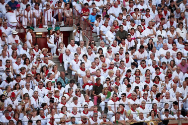 Público asistente a la Plaza de Toros de Pamplona durante la última corrida de la Feria del Toro 2018.