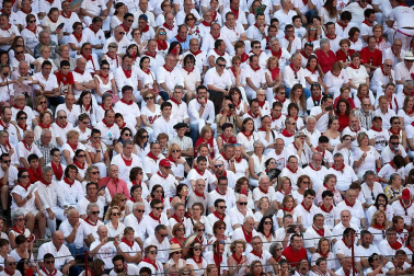 Público asistente a la Plaza de Toros de Pamplona durante la última corrida de la Feria del Toro 2018.