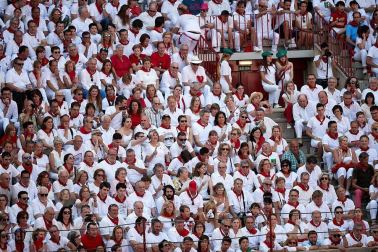 Público asistente a la Plaza de Toros de Pamplona durante la última corrida de la Feria del Toro 2018.