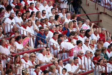 Público asistente a la Plaza de Toros de Pamplona durante la última corrida de la Feria del Toro 2018.