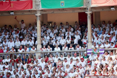 Público asistente a la Plaza de Toros de Pamplona durante la última corrida de la Feria del Toro 2018.