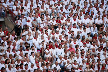Público asistente a la Plaza de Toros de Pamplona durante la última corrida de la Feria del Toro 2018.