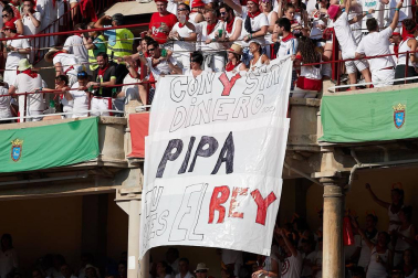 Público asistente a la Plaza de Toros de Pamplona durante la última corrida de la Feria del Toro 2018.