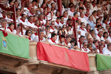 Público asistente a la Plaza de Toros de Pamplona durante la última corrida de la Feria del Toro 2018.