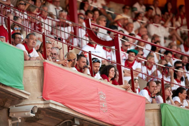 Público asistente a la Plaza de Toros de Pamplona durante la última corrida de la Feria del Toro 2018.